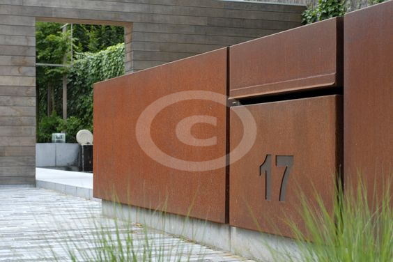 ogrodzenie modern corten skrzynka pocztowa i numer posesji